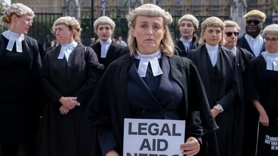 Criminal barristers vote to end strike over pay
